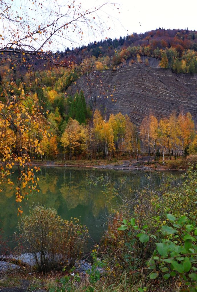 Jesień w Beskidzie Małym, kamieniołom w Kozach w jesiennych barwach