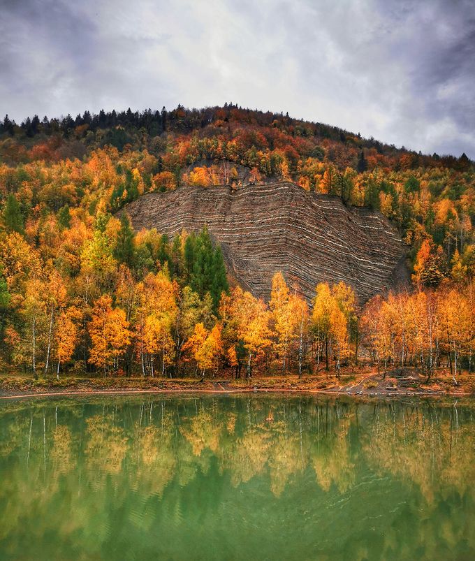 Kamieniołom w Kozach jesienią, kolorowe liście na drzewach