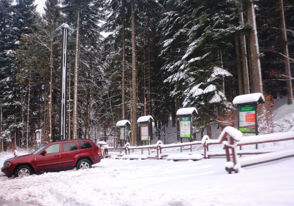 Parking leśny Stryszawa przy szlaku żółtym na Jałowiec