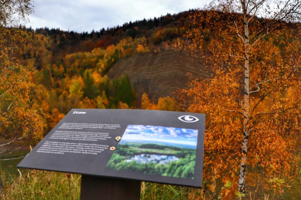 Tabliczka informacyjna dla turystów - STAW - Kamieniołom w Kozach, Beskid Mały, jesienne barwy