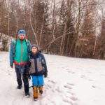 Turysta z dzieckiem na zielonym szlaku - Kamieniołom Kozy, zima