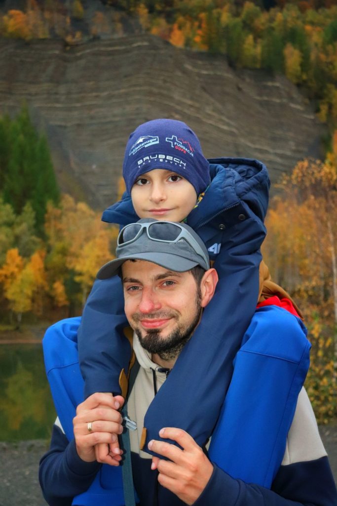 Uśmiechnięci turyści - tata z dzieckiem, Kamieniołom Kozy, jesień