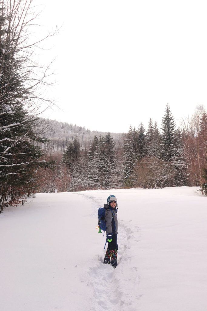 Uśmiechnięte dziecko, zaśnieżona polana w Stryszawie (Beskidy)