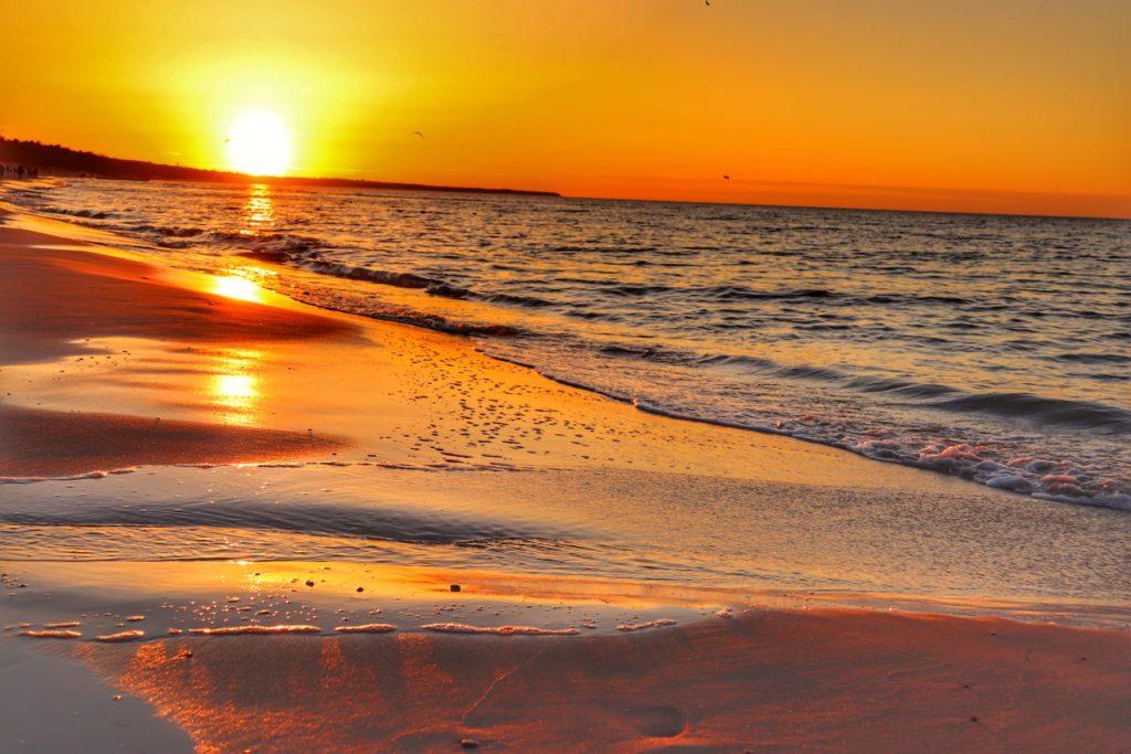 Zachód słońca na kołobrzeskiej plaży