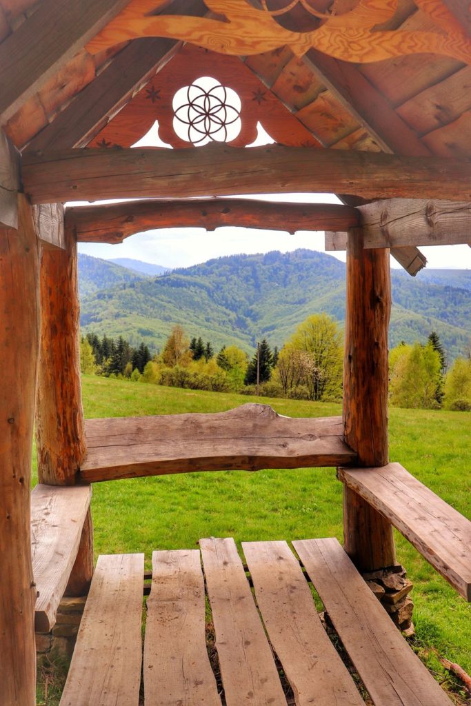 Drewniana platforma na szczycie Trzonka w Beskidzie Małym, krajobraz górski