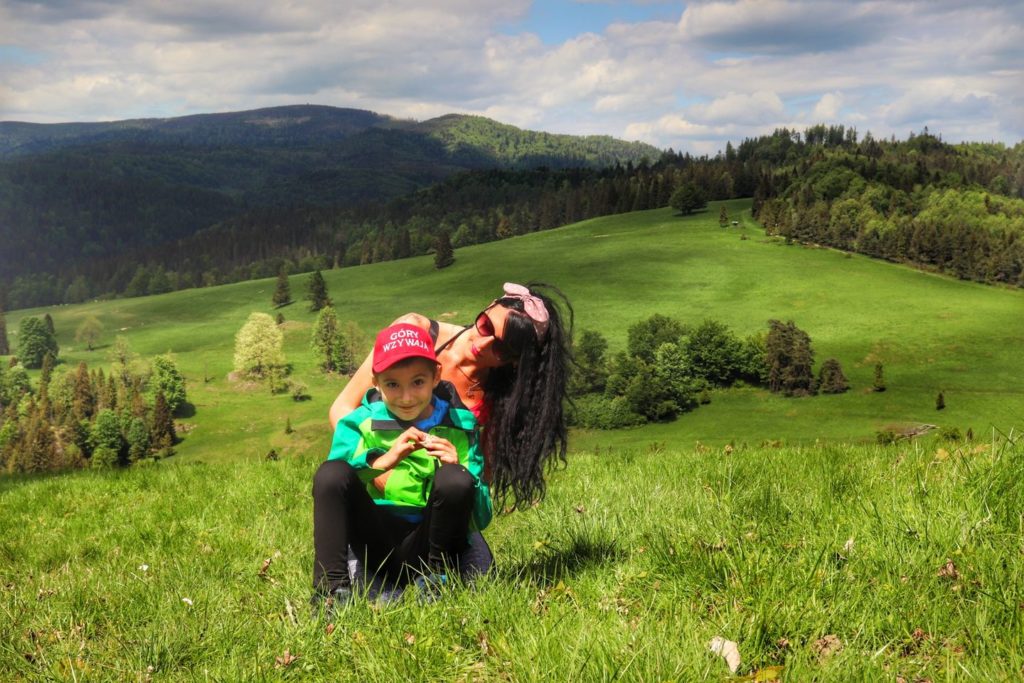 Mama z dzieckiem na Pienińskiej Polanie - Przełęcz Rozdziela w Pieninach, wiosenna zieleń polany