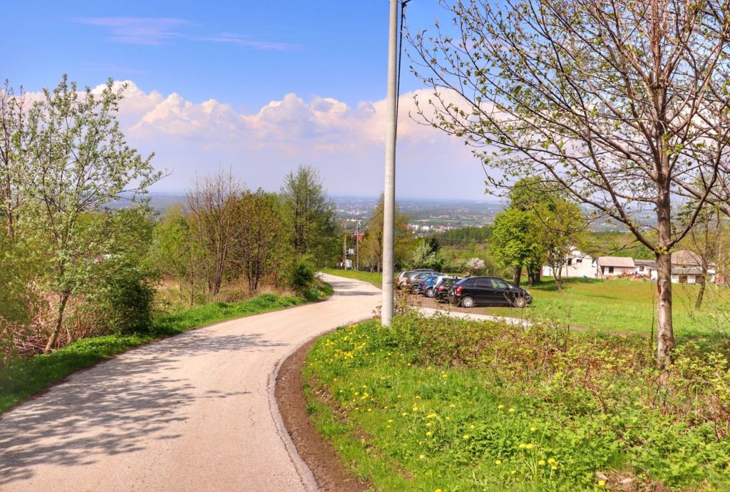 Ostatni asfaltowy odcinek drogi na niebieskim szlaku na Trzonkę - Porąbka Błasiowo, piękny wiosenny dzień, niebieskie niebo