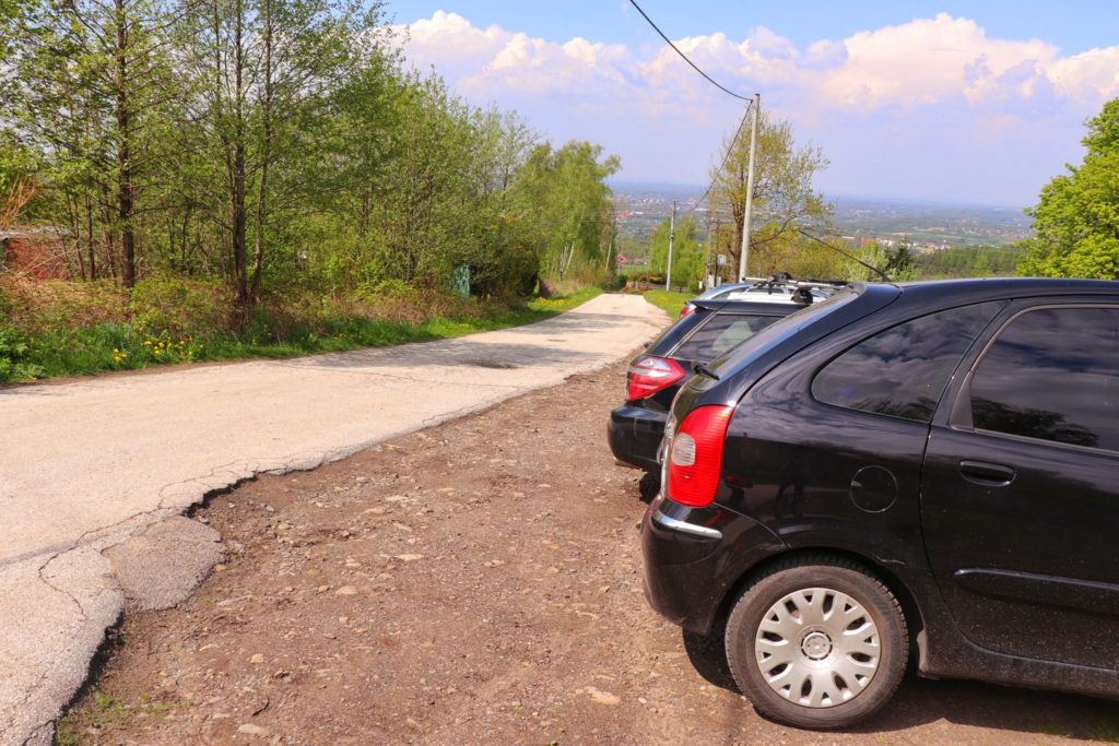 Parking na niebieskim szlaku na Trzonkę - Porąbka Błasiowo