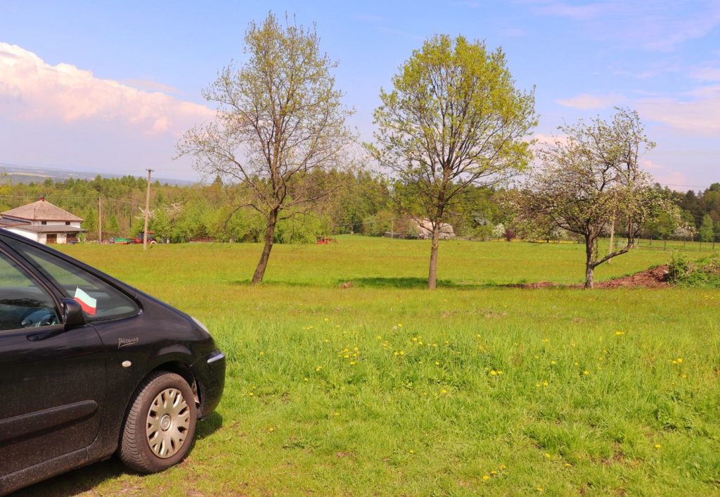 Porąbka Błasiowo - parking na niebieskim szlaku na Trzonkę