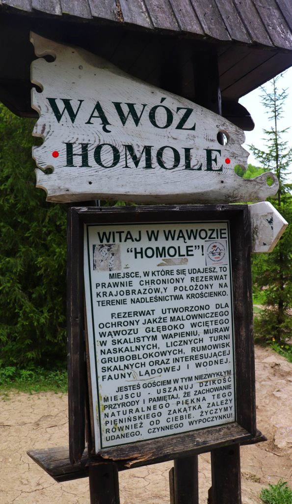 Tablica powitalna skierowana do turytsów odwiedzających Wąwóz Homole w Pieninach