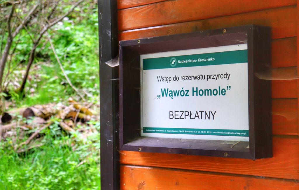 Tabliczka informująca turystów o bezpłatnym wejściu do rezerwatu przyrody Wąwóz Homole