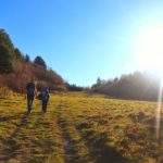 Turysta z dzieckiem idący w górę polany - Małe Pieniny, piękny słoneczny poranek