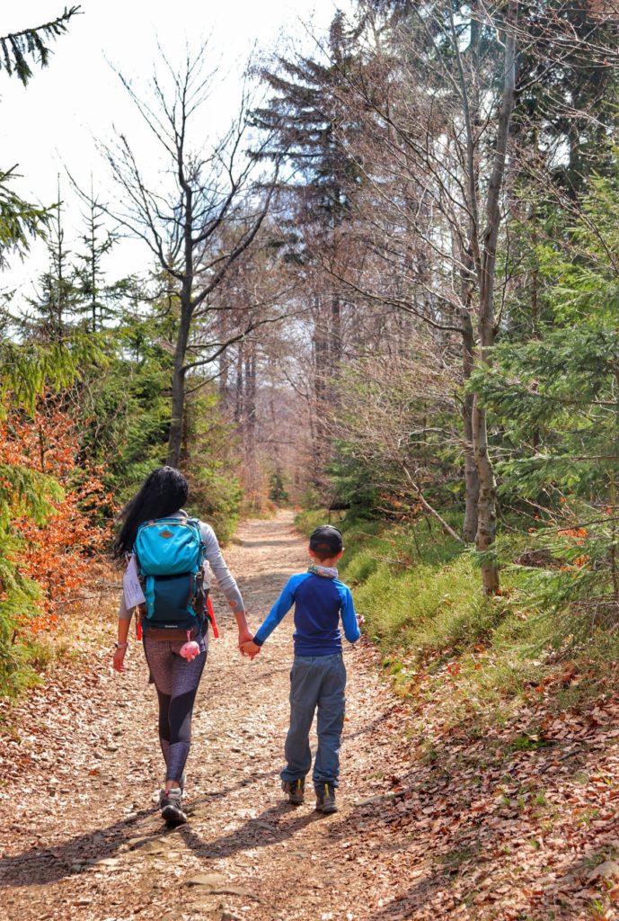 Turystka z dzieckiem, droga leśna na niebieskim szlaku idącym z Magurki Wilkowickiej na Czupel