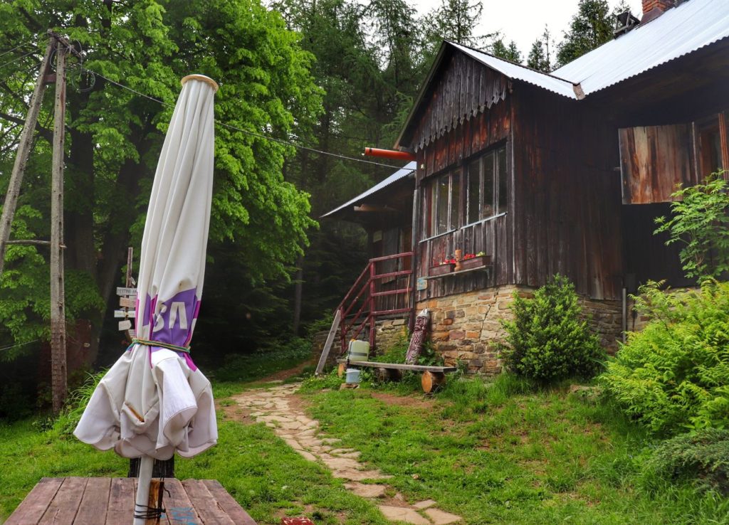 Chatka pod Potrójną w Beskidzie Małym, stół, parasolka
