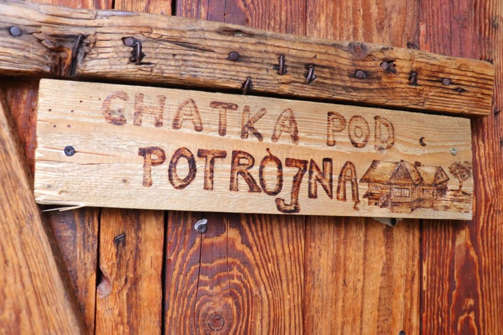 Drewniane drzwi do chatki pod Potrójną