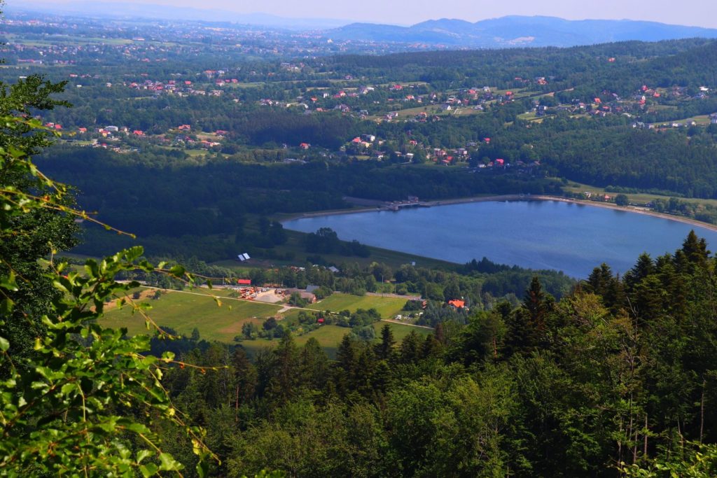Rezerwat Przyrody Zasolnica - widok na Jezioro Czanieckie z niebieskiego szlaku w Beskidzie Małym