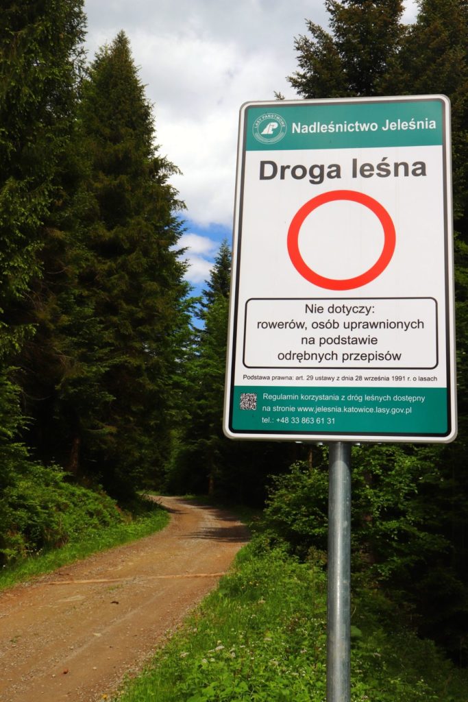 Zielonobiała tablica Nadleśnictwa Jeleśnia informująca o zakazie wjazdu - droga leśna - Kocierz Basie