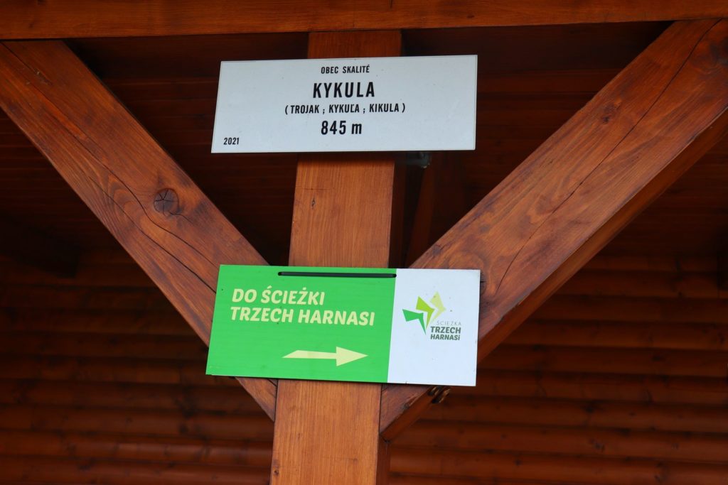 Biała tabliczka oznaczająca słowacki szczyt Kykula - Trojak - 845 m n.p.m.