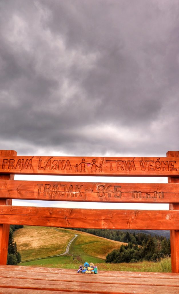 Ogromna drewniana ławka - Trojak 845 m n.p.m.
