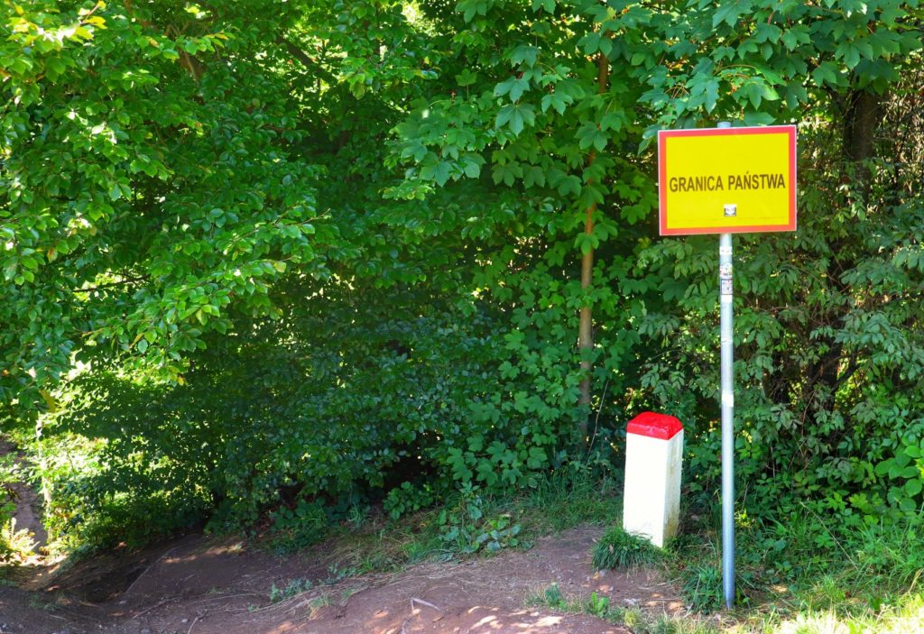 Żółta tabliczka z napisem GRANICA PAŃSTWA, słupek graniczny - Jaworzynka - Trójstyk granic