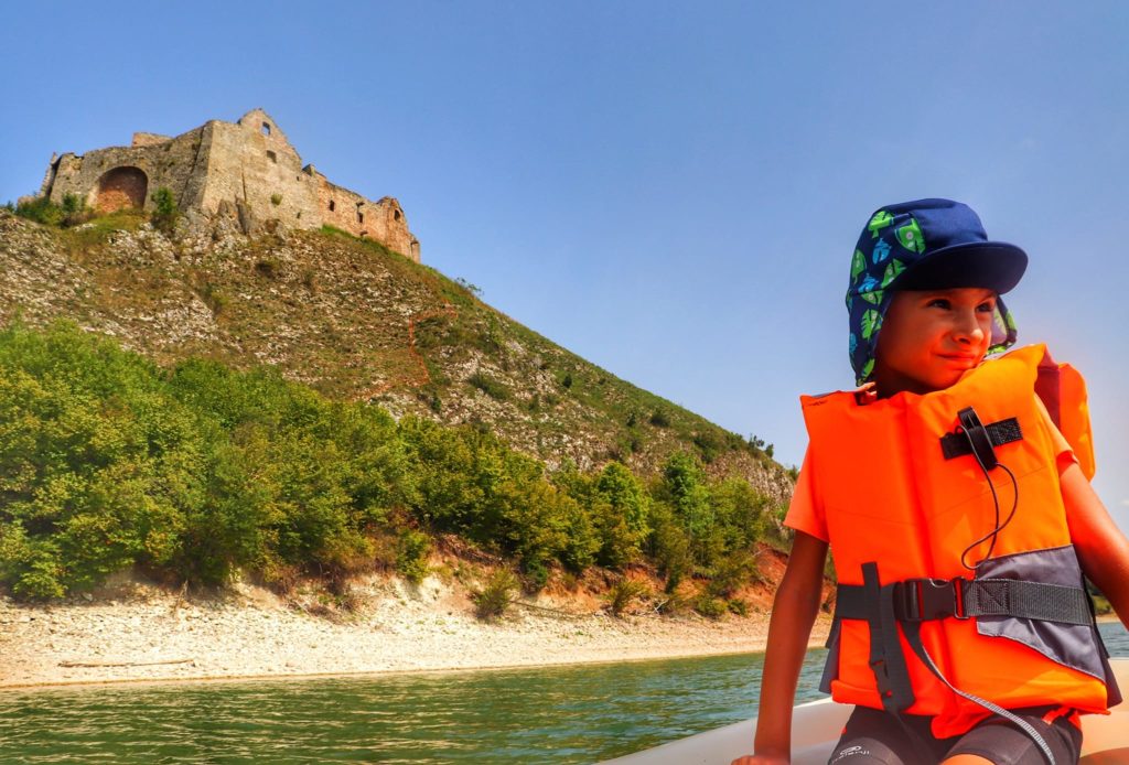 Dziecko na pontonie - Jezioro Czorsztyńskie, wzgórze z ruinami zamku w Czorsztynie