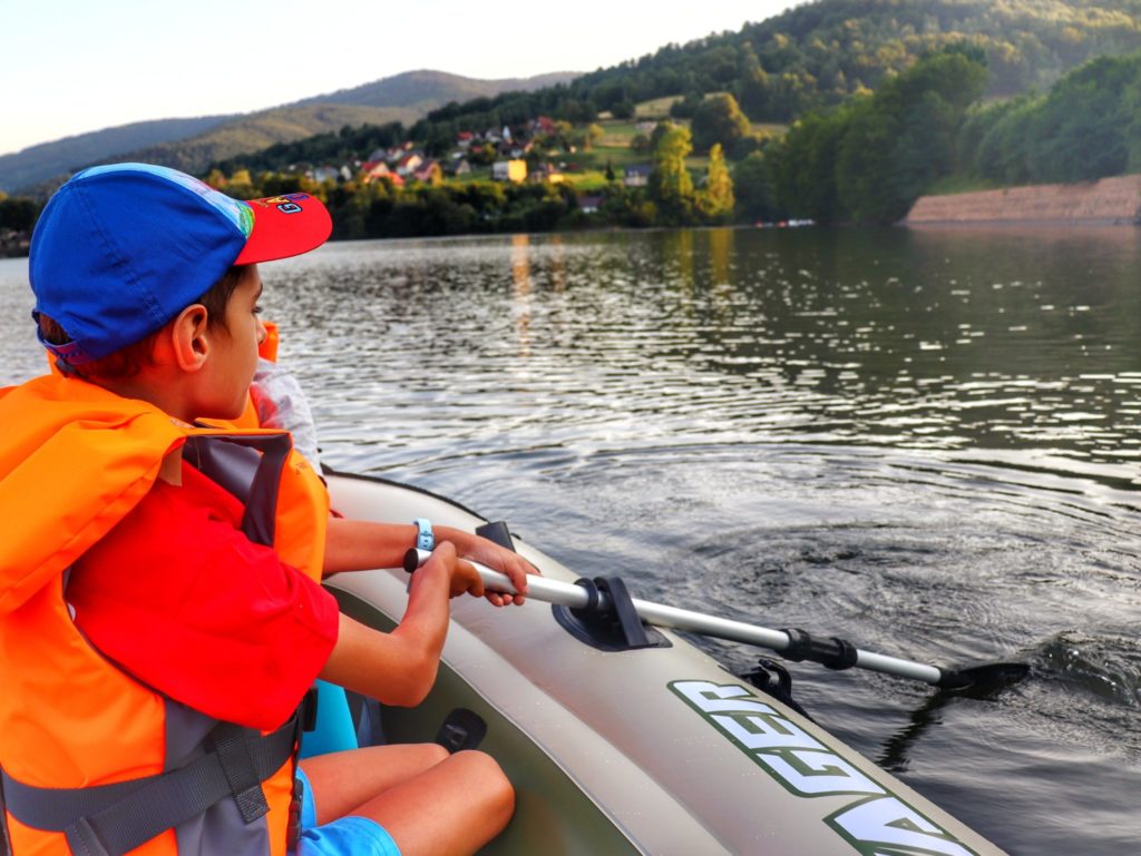 Dziecko na pontonie trzymające wiosło - Jezioro Międzybrodzkie