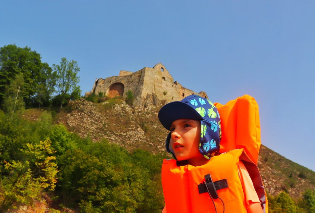 Dziecko w kamizelce ratunkowej, ruiny zamku w Czorsztynie