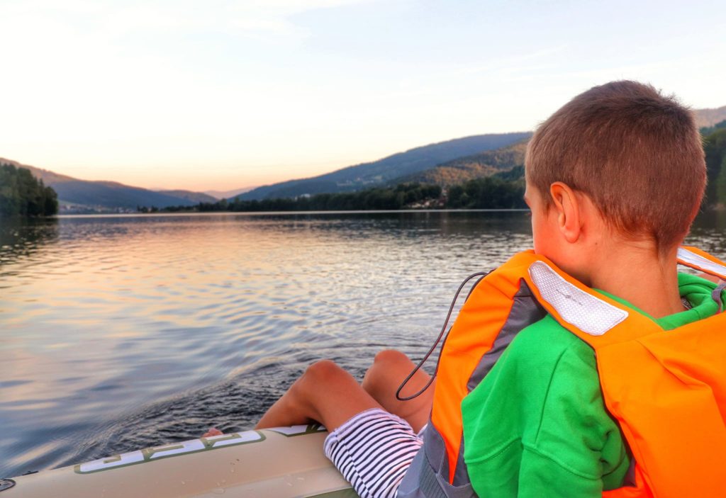 Dziecko wypoczywające na pontonie, Jezioro Międzybrodzkie o zachodzie słońca