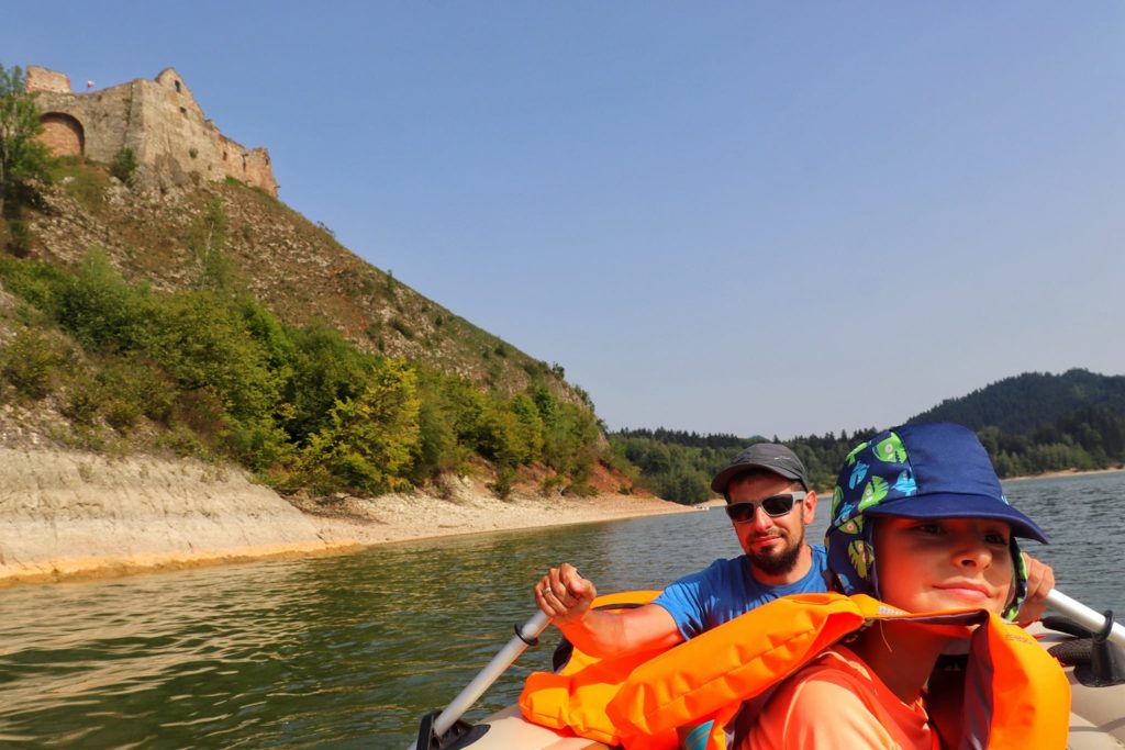 Dziecko z tatą na pontonie - Jezioro Czorsztyńskie, w tle wzgórze z ruinami zamku w Czorsztynie