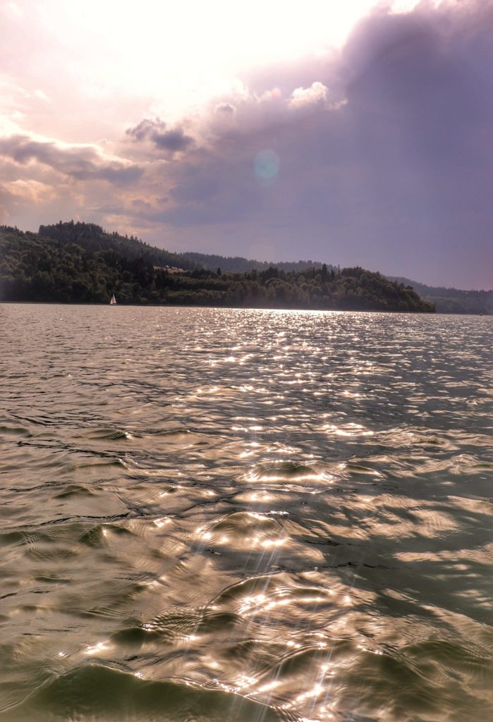Jezioro Czorsztyńskie oświetlone przez słońce
