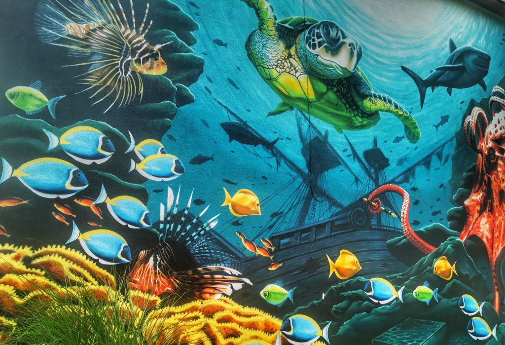 Mural w Jaworzu Średnim przedstawiający Ocean, ryby, żółw wodny