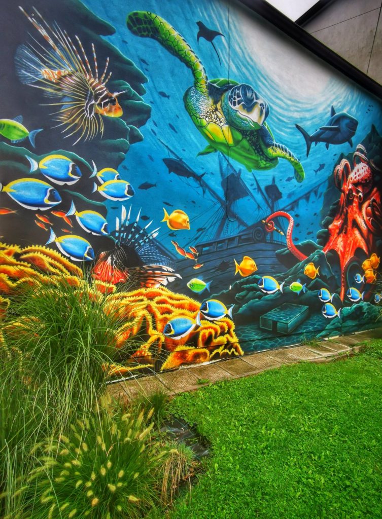Mural w Jaworzu Średnim przedstawiający Ocean, ryby, żółw wodny