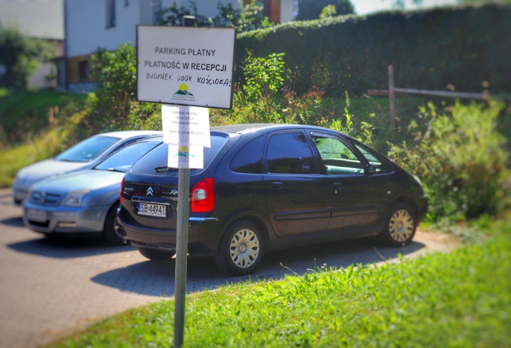 Płatny parking na szlaku żółtym idącym do Trójstyku granic - Jaworzynka Trzycatek rondo