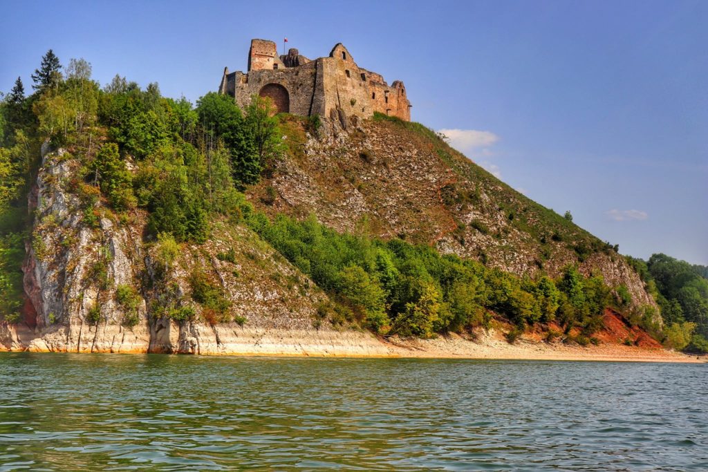 Ruiny zamku w Czorsztynie widziane z Jeziora Czorsztyńskiego, niebieskie niebo, letni dzień