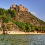 Ruiny zamku w Czorsztynie widziane z Jeziora Czorsztyńskiego, niebieskie niebo, letni dzień