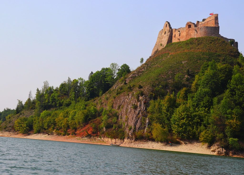 Ruiny zamku w Czorsztynie widziane z Jeziora Czorsztyńskiego
