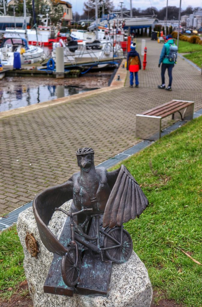 Rzeźba mewy - Kołobrzeg, Marian wsiadający na rower, Port Jachtowy w Kołobrzegu