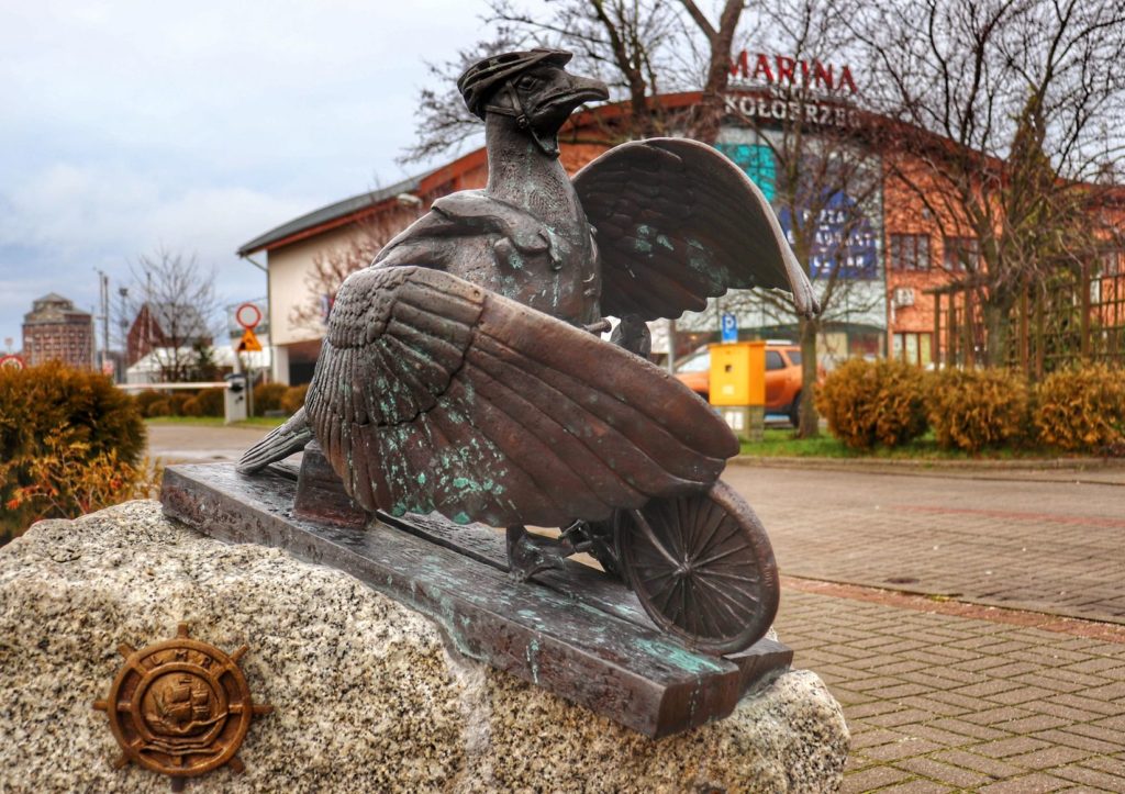 Rzeźba mewy w Kołobrzegu, Marian wsiadający na rower, Port Jachtowy w Kołobrzegu