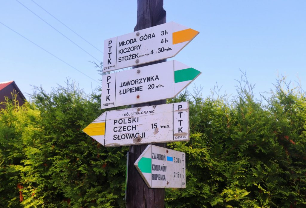 Słup z drogowskazami - Trzycatek rondo - szlak żółty - Trójstyk granic Polski, Czech i Słowacji 15 minut