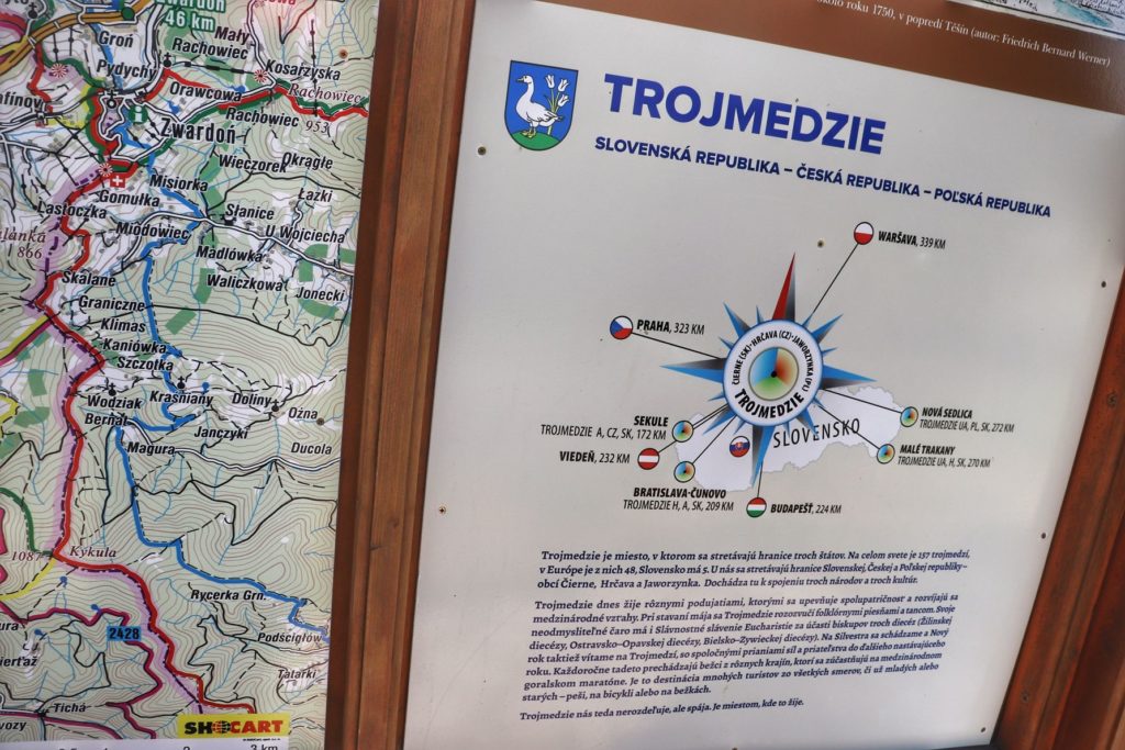 Tablica informacyjna po stronie słowackiej na Trójstyku granic w Jaworzynce, mapa