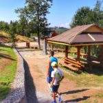 Turysta z dzieckiem na Trójstyku granic - strona słowacka, wiaty wypoczynkowe, słoneczny dzień