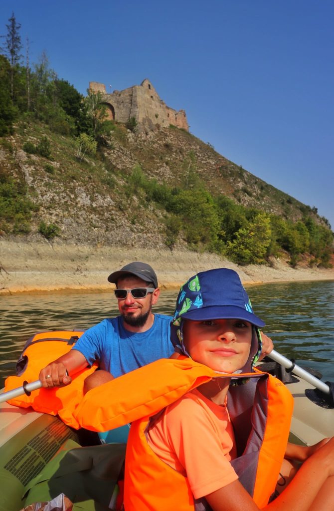 Uśmiechnięte dziecko z tatą na pontonie, Jezioro Czorsztyńskie, ruiny zamku
