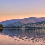 Widok na pasmo Beskidu Małego z Jeziora Międzybrodzkiego przed zachodem słońca