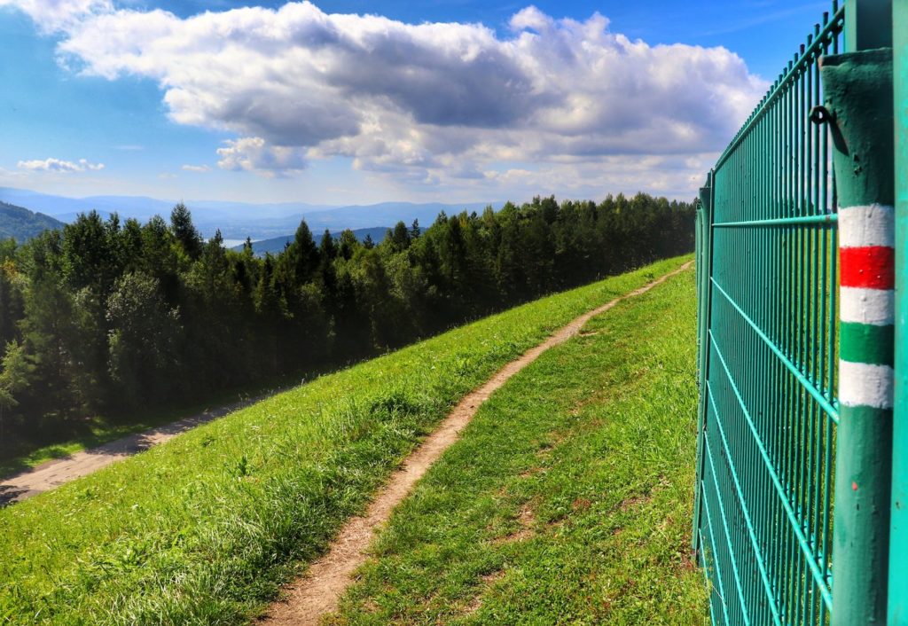 Wąska ścieżka na czerwono - zielonym szlaku idącym z Góry Żar na Kiczerę