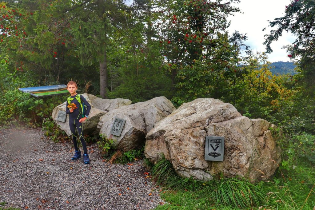 Dziecko stojące przy trzech kamieniach z nazwami miejscowości Ustroń , Wisła i Brenna - Trzy Kopce Wiślańskie - granica tych trzech miejscowości