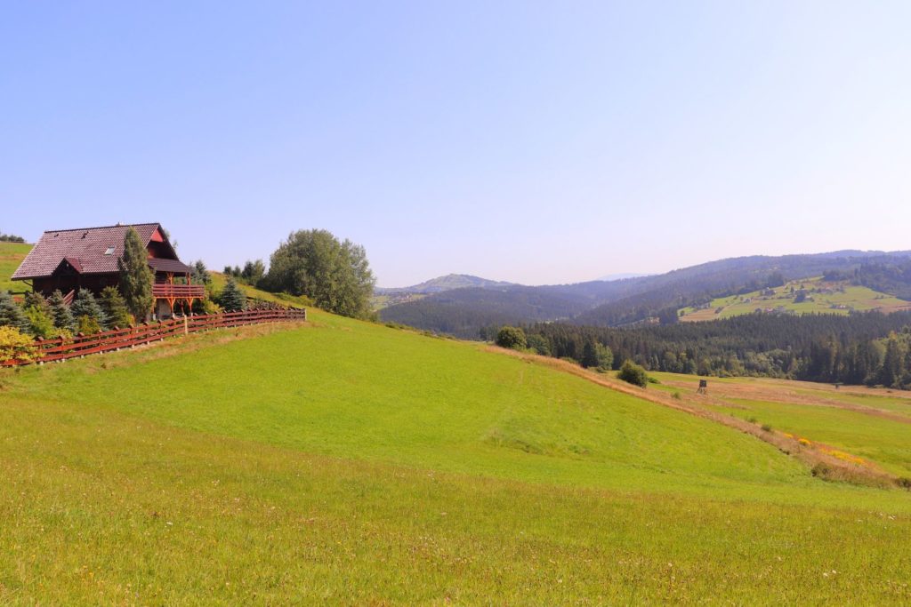 Jaworzynka - widok rozciągający się ze szlaku żółtego idącego do Trójstyku Granic Polski, Czech oraz Słowacji, dom, polana