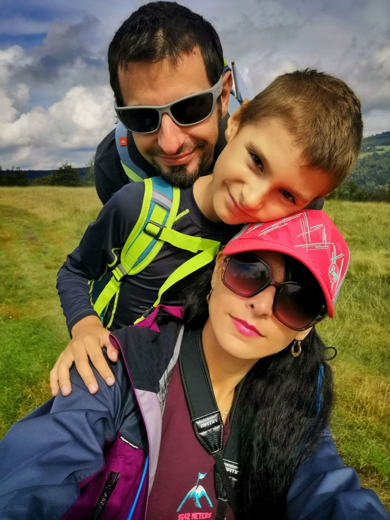 Szczęśliwa rodzina na szlaku w Beskidzie Śląskim