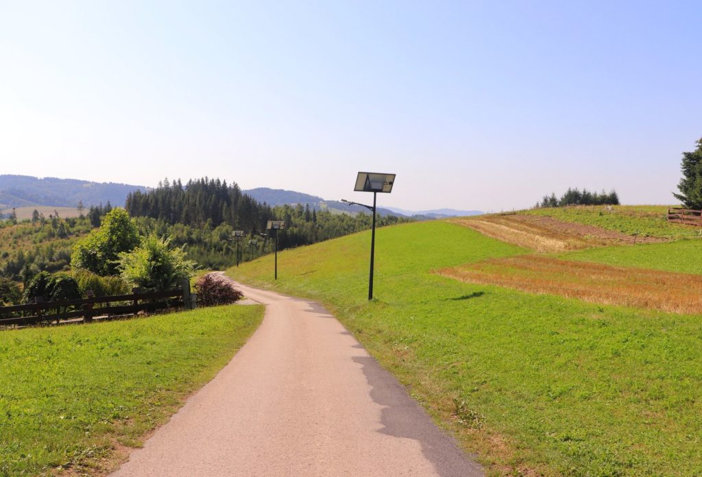 Szeroka asfaltowa droga na szlaku żółtym - Trójstyk Jaworzynka, piękny słoneczny dzień