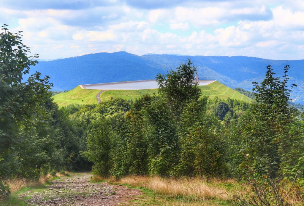 Widok na zbiornik retencyjny na Górze Żar z czerwonego szlaku na Kiczerę