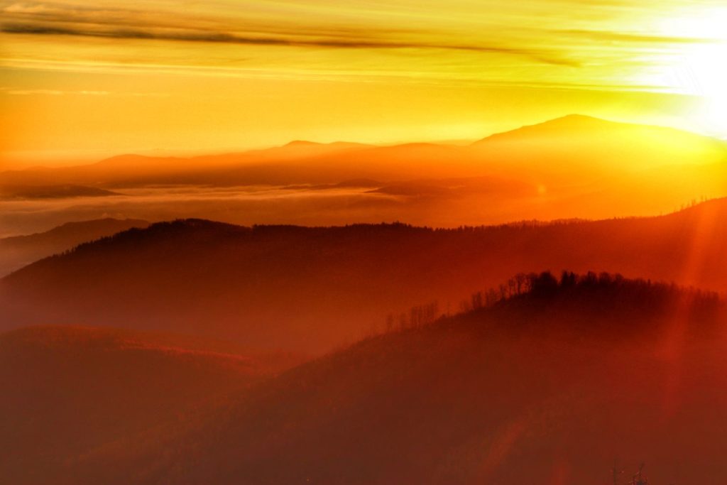 Budzący się do życia dzień, krajobraz górski o wschodzie słońca - widok z Malinowskiej Skały